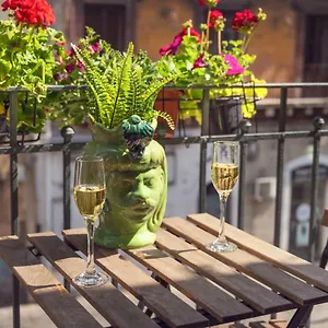 https://etnea-flats.taorminaitalyhotels.com